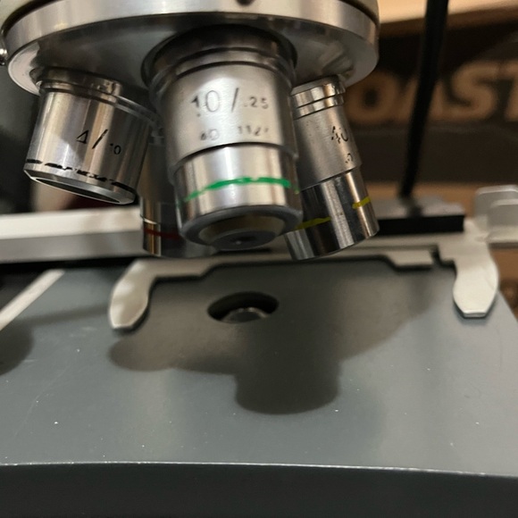 American Optical A.O One-fifty Microscope - Picture 3 of 9